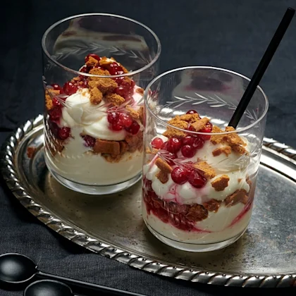 Cheesecake i glas med pepparkaka och lingon