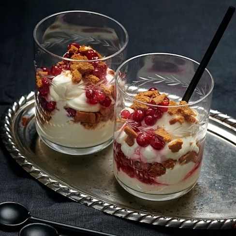 Cheesecake i glas med pepparkaka och lingon