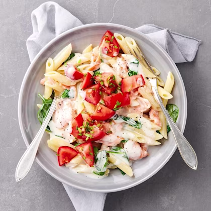 Rökt laxpasta med spenat och tomat