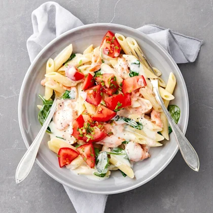 Rökt laxpasta med spenat och tomat