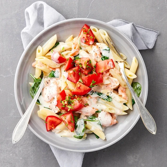 Rökt laxpasta med spenat och tomat