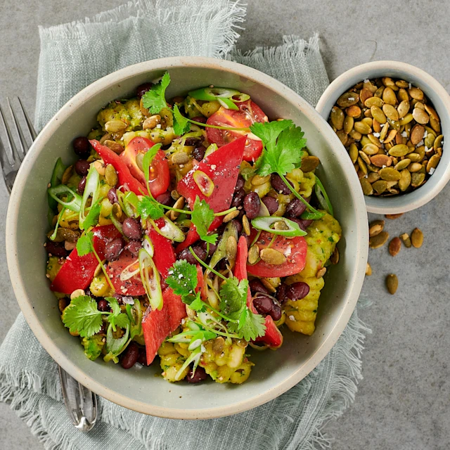Ljummen guacamolepasta med paprika- och svartbönsallad