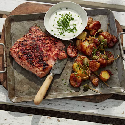 Grillad lax med rosépeppar, krossad potatis och kapris