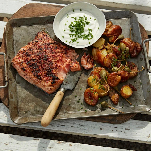 Grillad lax med rosépeppar, krossad potatis och kapris