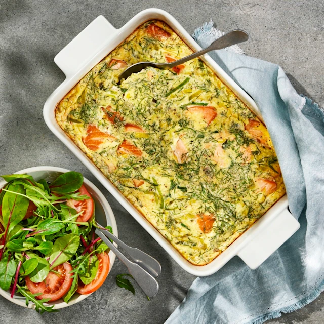 Ugnsomelett med varmrökt lax