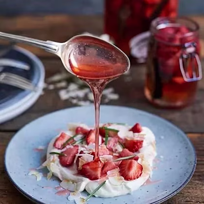 Sommardessert med mascarpone och picklade jordgubbar