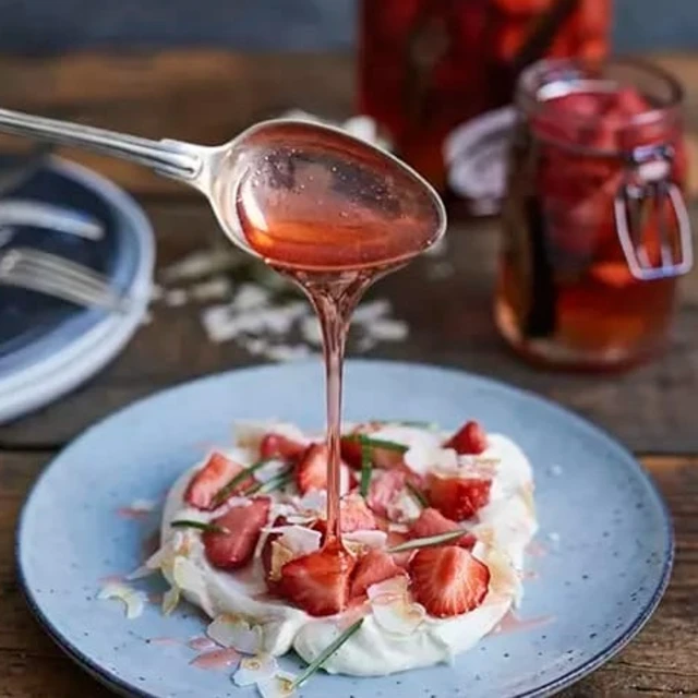 Sommardessert med mascarpone och picklade jordgubbar