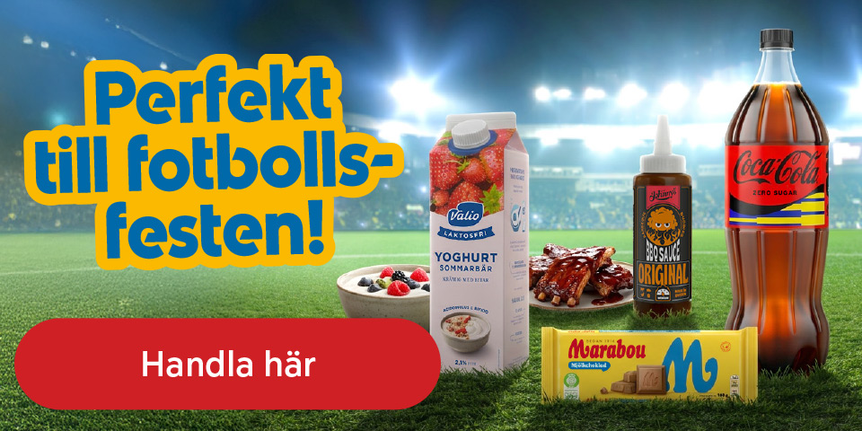 Fotbollsarena i bakgrunden med olika livsmedel som yoghurt, sås, läsk och choklad uppställda på planen, med texten "Perfekt till fotbollsfesten!" och en knapp med texten "Handla här". Klicka för att handla.