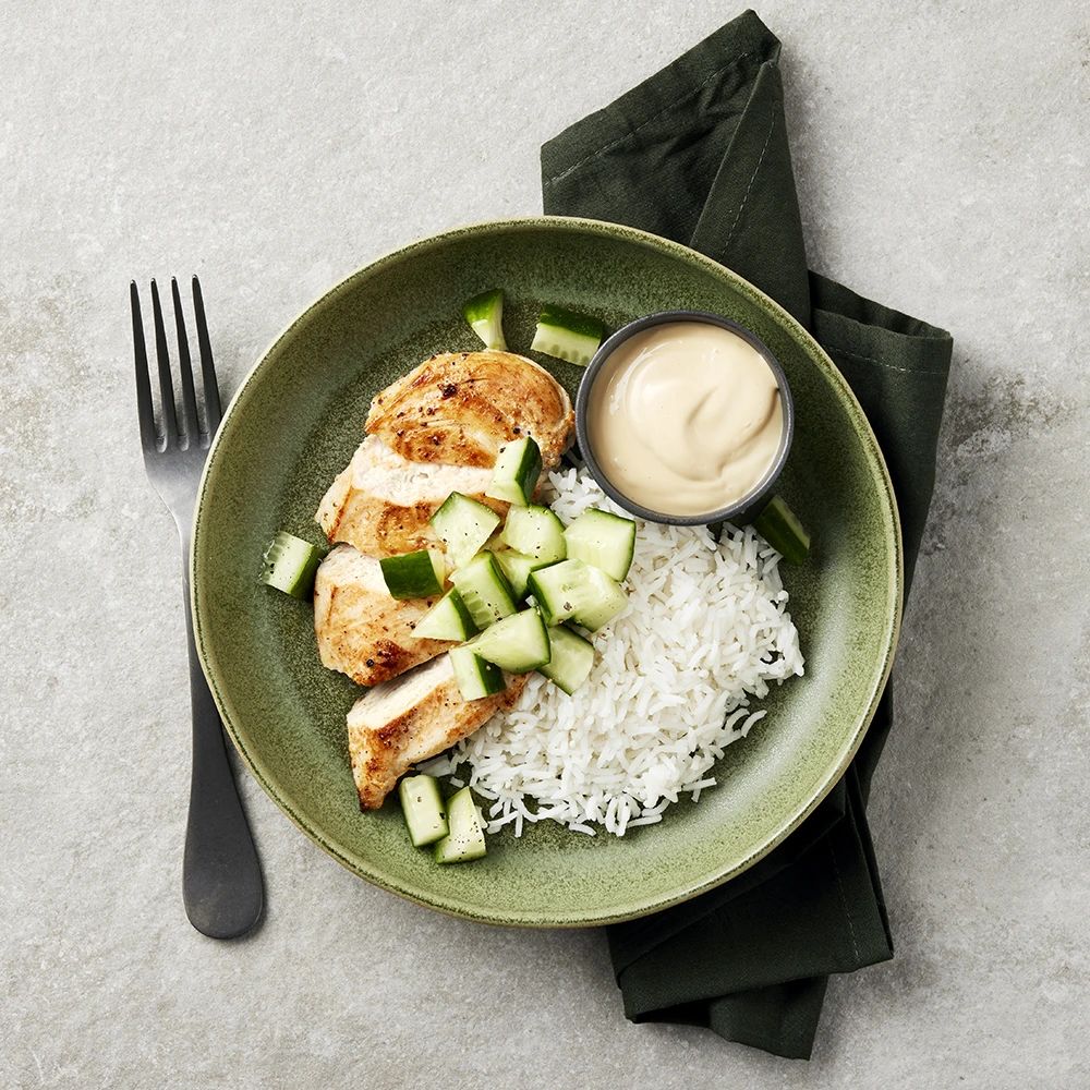 Stekt kyckling med sojamajonnäs och syrlig gurksallad