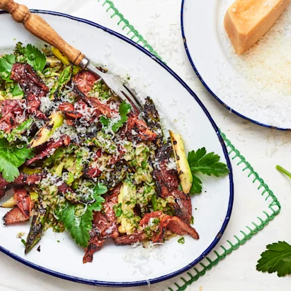 Sallad på grillad sparris, krispigt bacon och parmesan