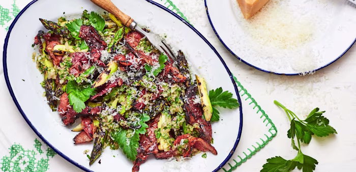 Sallad på grillad sparris, krispigt bacon och parmesan