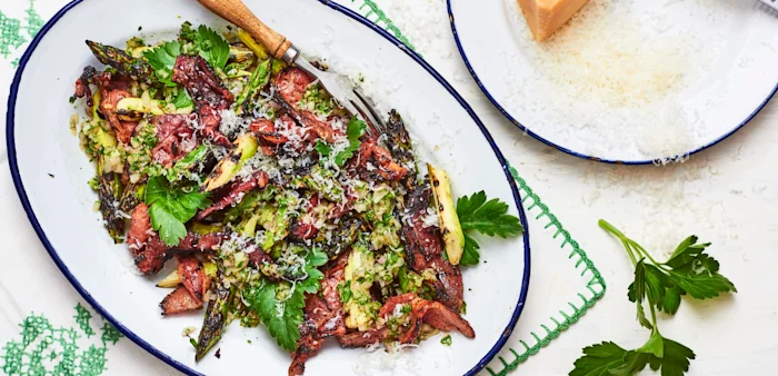 Sallad på grillad sparris, krispigt bacon och parmesan