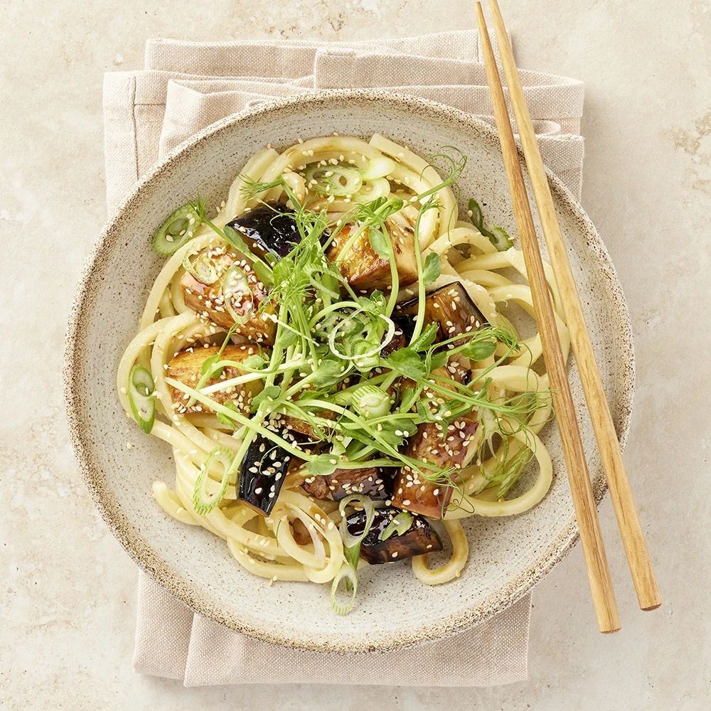 Sötstark aubergine med sesam och nudlar