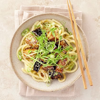 Sötstark aubergine med sesam och nudlar