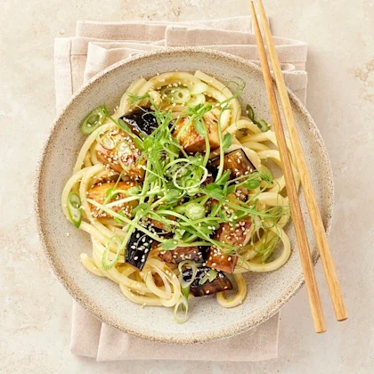 Sötstark aubergine med sesam och nudlar