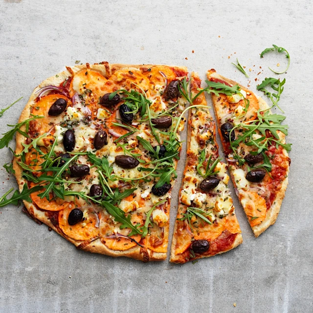 Pizza med sötpotatis, getost, oliver och ruccola