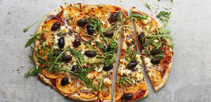 pizza med sötpotatis, getost, oliver och ruccola