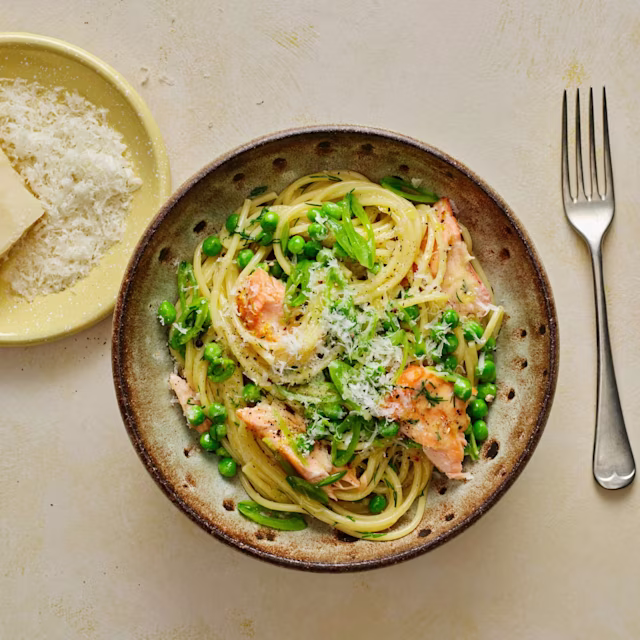 Skål med pasta, lax och ärtor. 