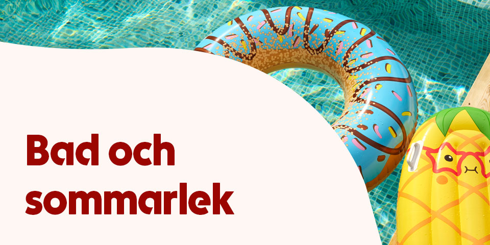 Uppblåsbara badringar som flyter i en pool, med texten ”Bad och sommarlek”. Klicka för att handla.