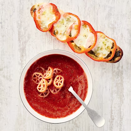 Tomatsoppa med krispig pesto- och mozzarellatoast