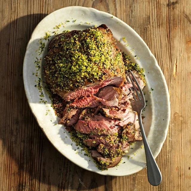 Lammstek med krispigt örttäcke