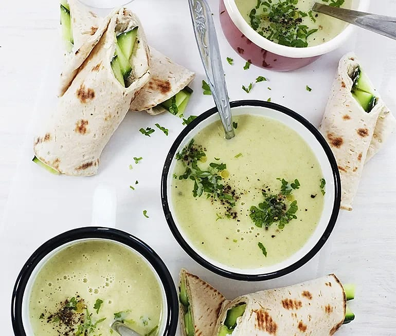 Potatis- och purjolökssoppa med tunnbrödrulle