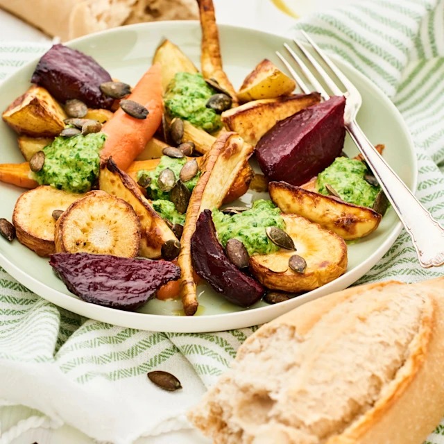 Rostade betor och persiljerötter med salsa verde