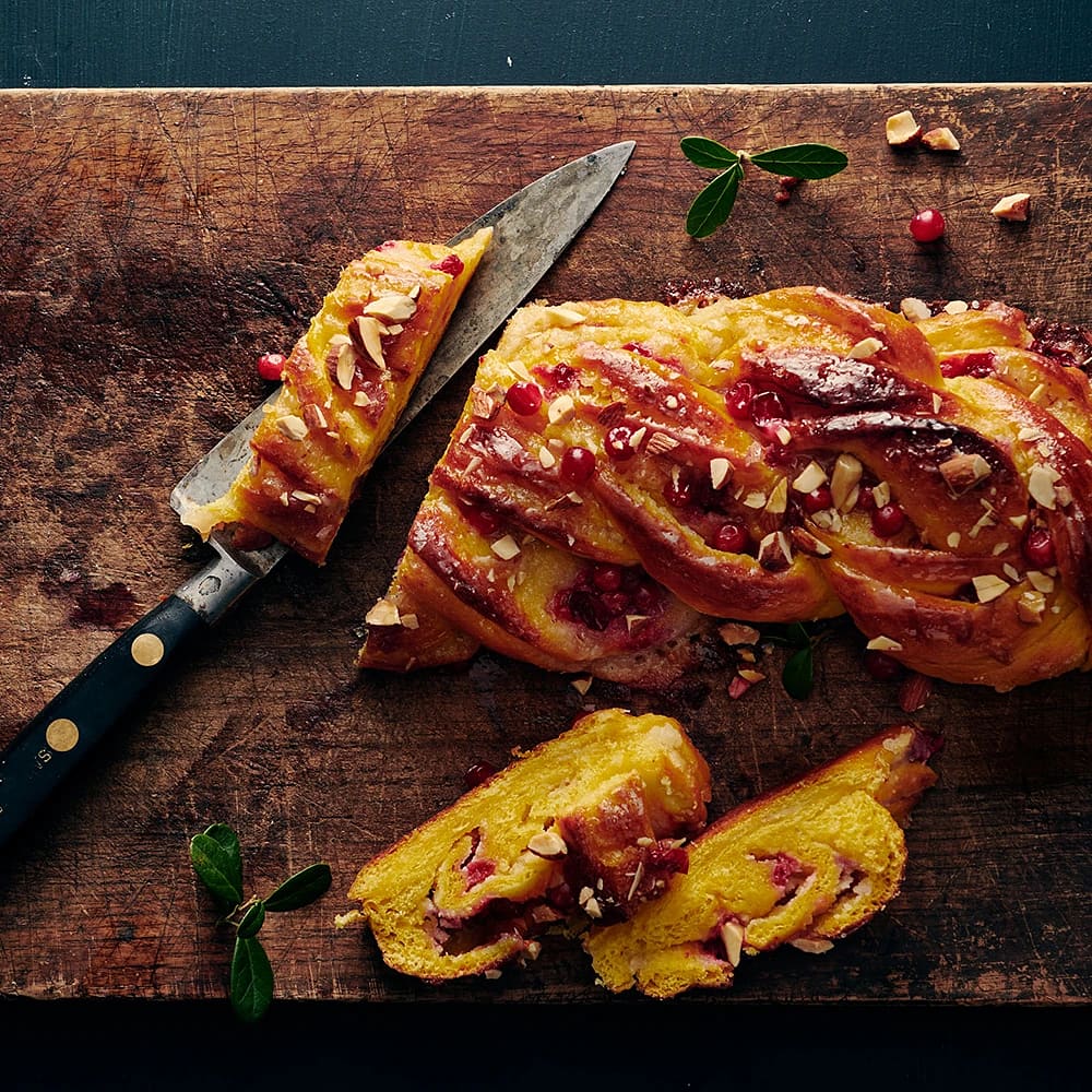 Saffransfläta med mandel och lingon