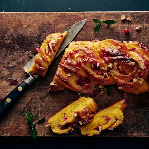 Saffransfläta med mandel och lingon