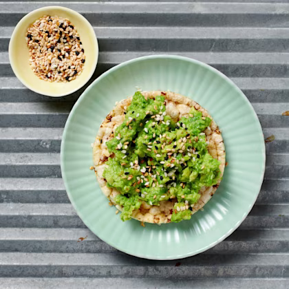 Majskaka med avokado och sesam