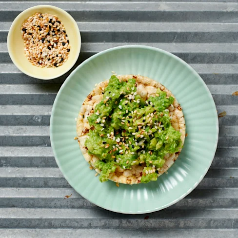 Majskaka med avokado och sesam