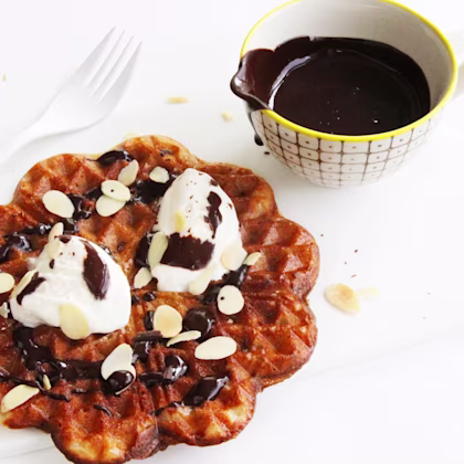 Bananvåfflor med chokladsås, vaniljglass och rostad mandel