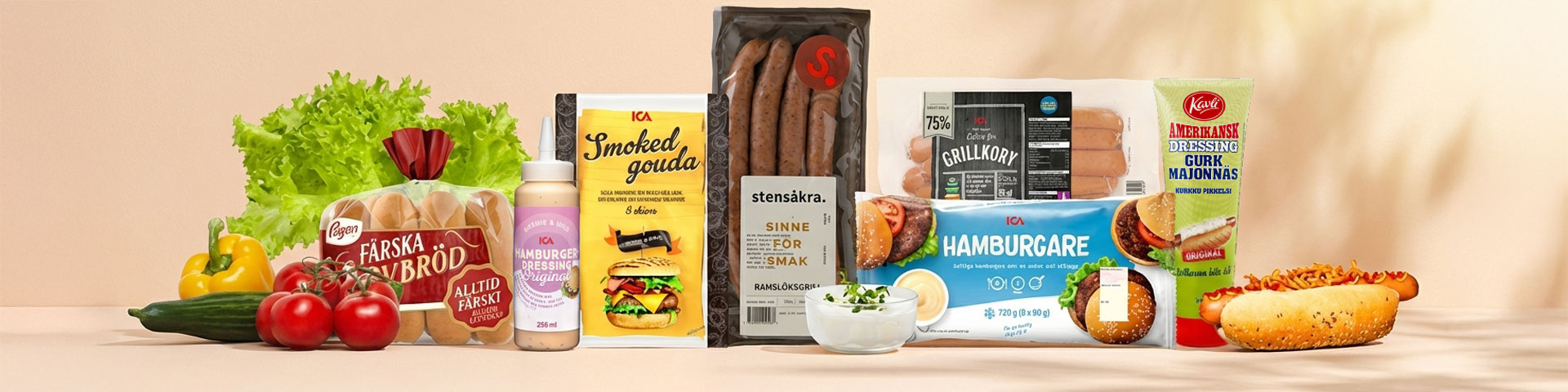 Grönsaker, färska korvbröd, hamburgerdressing, ostskivor “Smoked gouda”, korv, grillkorv, hamburgare, dressing “Amerikansk dressing gurkmajonäs” och en varmkorv med topping. Klicka för att handla korv och hamburgare att grilla.
