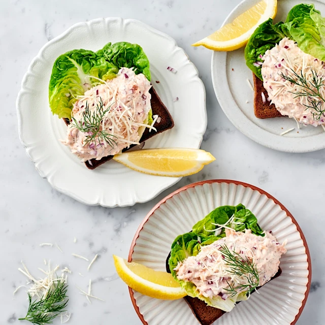 Varmrökt laxröra på smörstekt kavring