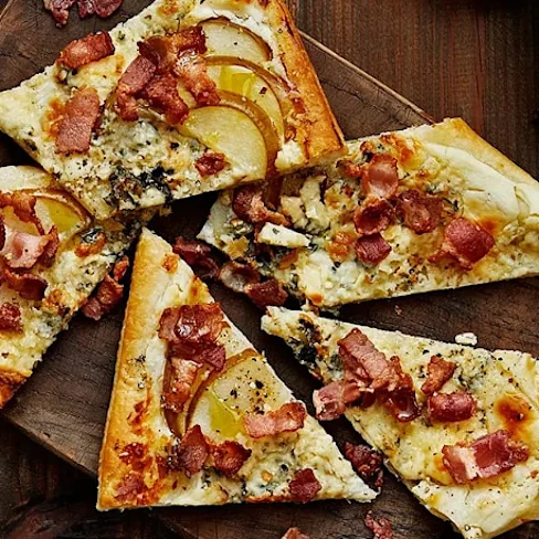 Pizza med bacon, päron och ädelost