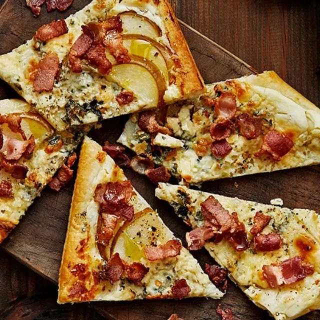 Pizza med bacon, päron och ädelost