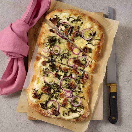 Vit pinsa med crème fraiche, folkeost och valnötter