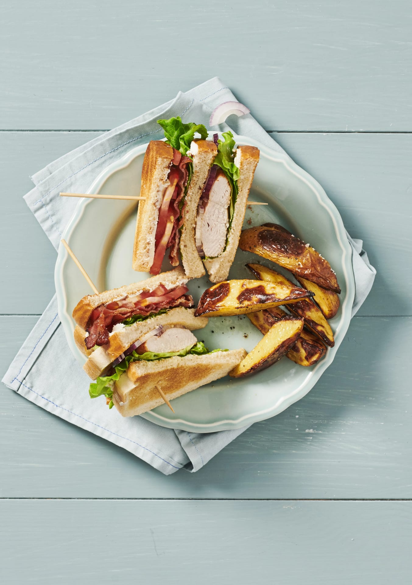 Club sandwich med pepparrot och klyftpotatis