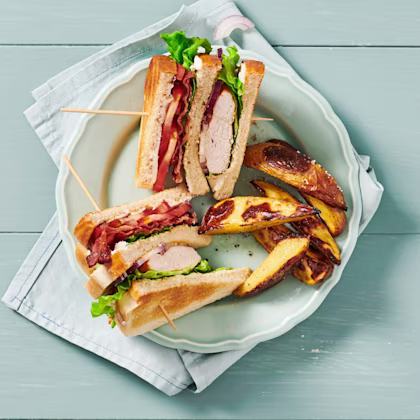 Club sandwich med pepparrot och klyftpotatis