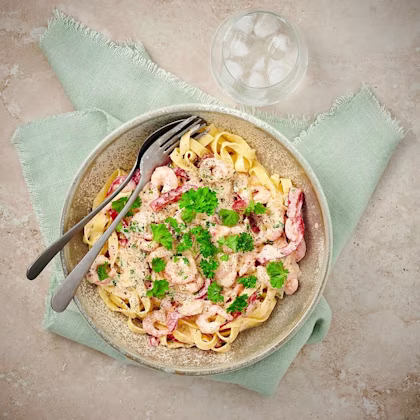 Krämig pasta med räkor och vitlök