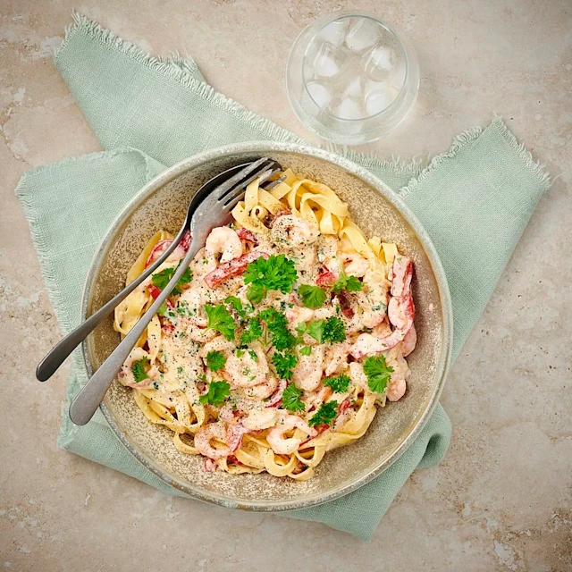 Krämig pasta med räkor och vitlök