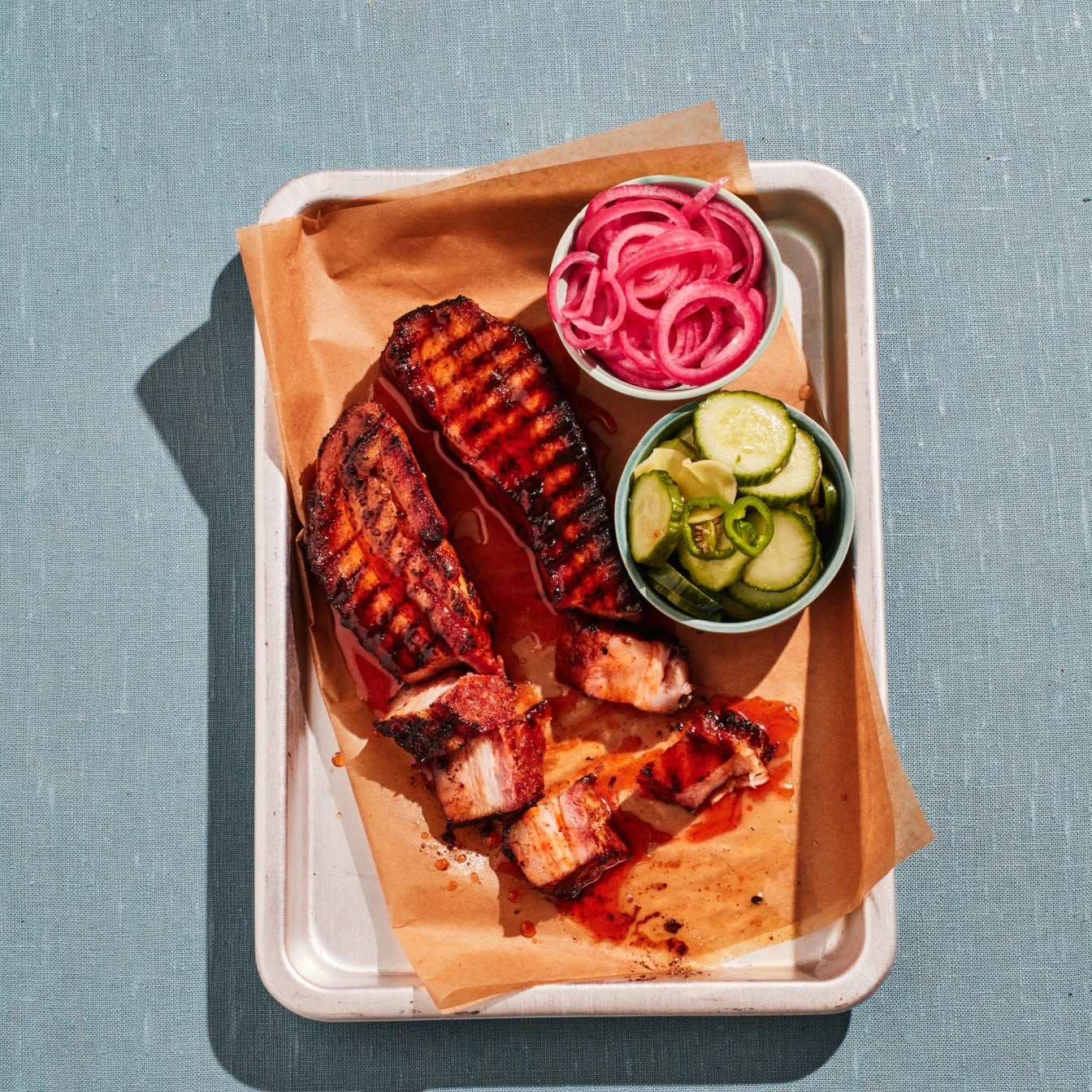 Rökt, grillad fläsksida med srirachasirap
