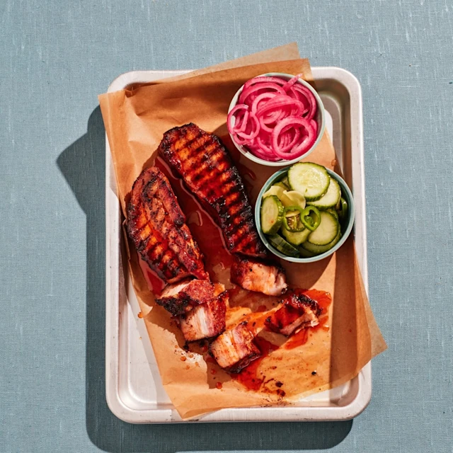 Rökt, grillad fläsksida med srirachasirap