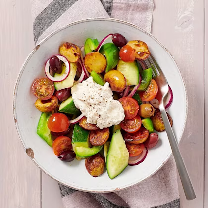 Grekisk sallad med rostad potatis och fetakräm