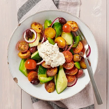 Grekisk sallad med rostad potatis och fetakräm