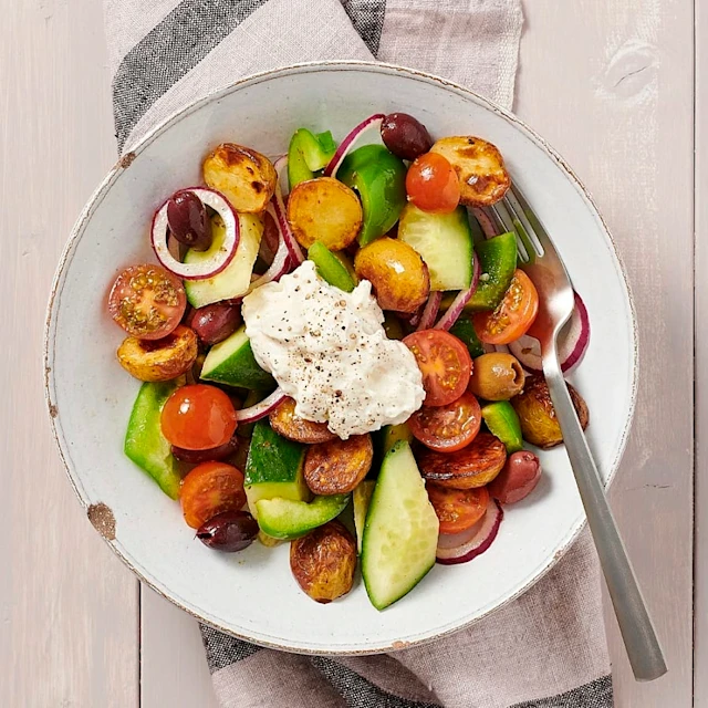 Grekisk sallad med rostad potatis och fetakräm