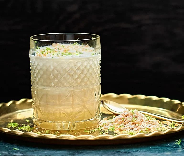 Skummig drink dekorativ kokos på toppen!