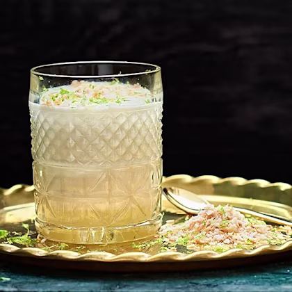 Skummig drink dekorativ kokos på toppen!