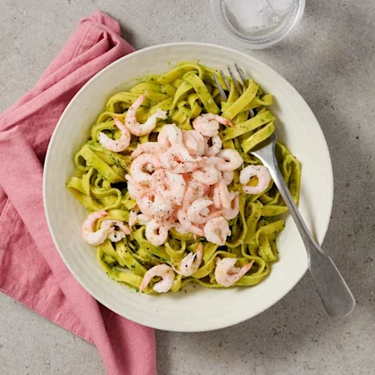 Pasta med räkor och avokado
