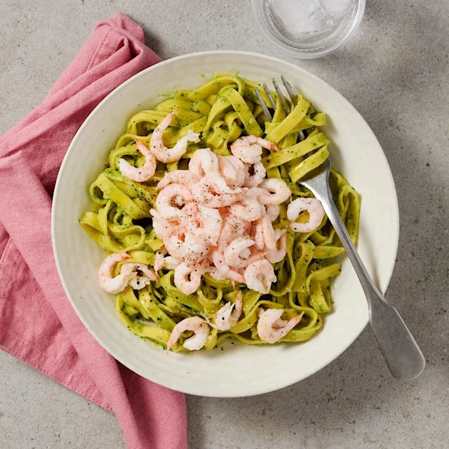 Pasta med räkor och avokado